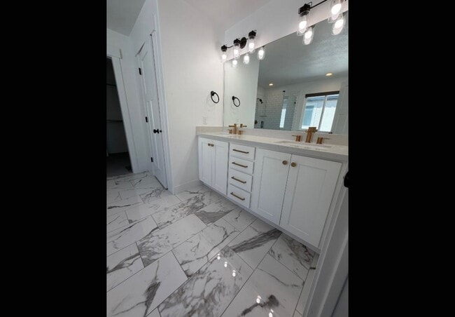 Building Photo - 98 S Serrata Ln