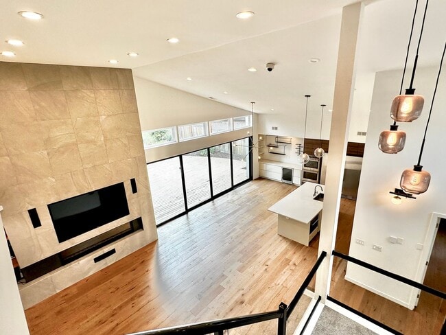 Building Photo - 6 BR / 4 BA – 4,100 SQ FT with Patio, Full...
