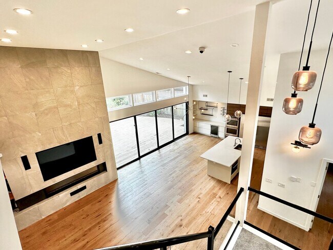 Building Photo - 6 BR / 4 BA – 4,100 SQ FT with Patio, Full Outdoor Grill, and Hot Tub