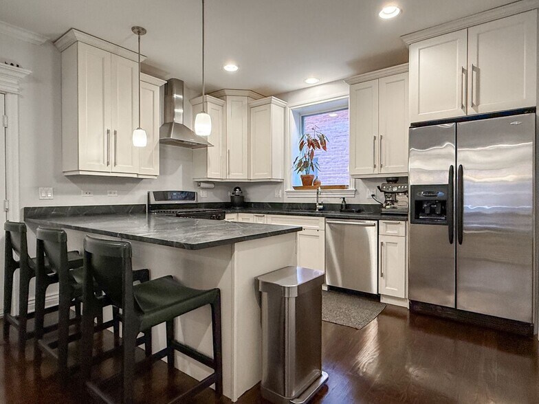 Building Photo - 927 W Agatite Ave