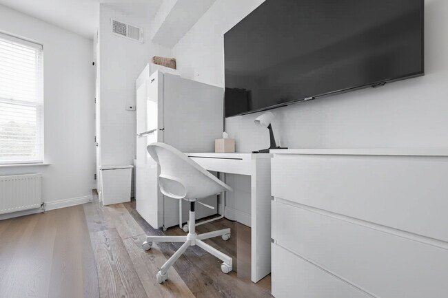 Building Photo - 8303 Palm Pkwy