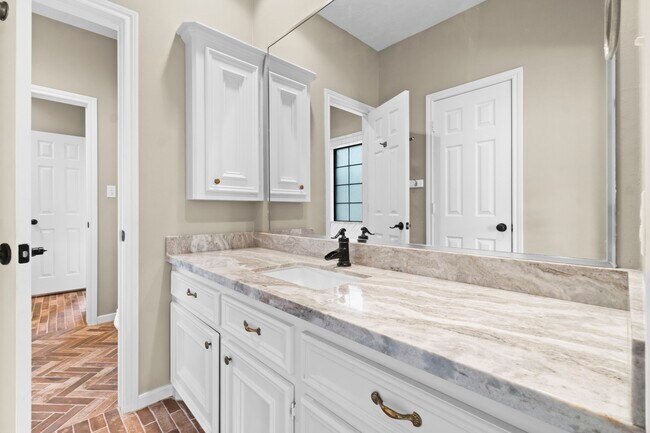 Building Photo - 590 Edgewood Dr