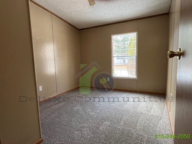 Building Photo - 3 Bedroom Mobile Home Available NOW! Baseline Estates Park