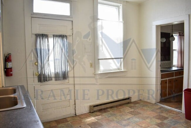 Building Photo - 208 E Sheridan St