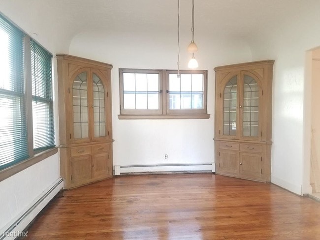 Building Photo - 2122 E Kenmore Pl