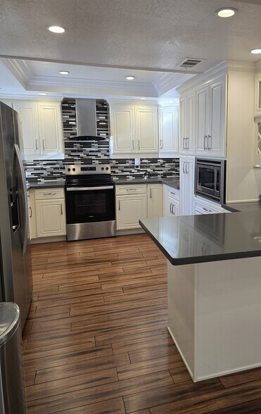 Primary Photo - 544 Silver Lake Dr