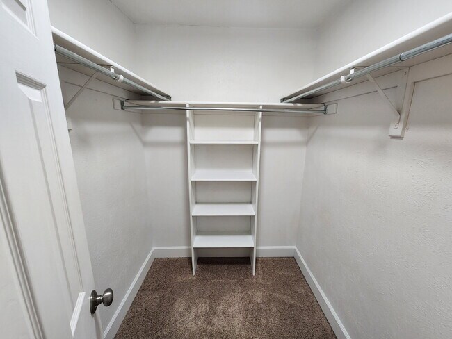 Building Photo - Beautiful Ground Floor 2 Bed 2 Bath Condo! Sunroom!