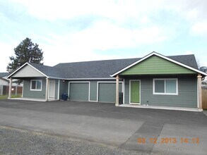 Building Photo - 044-4463-4465 Blueberry Duplex, Salem