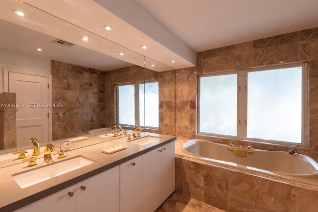 Building Photo - 10100 Lakeside Dr