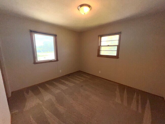 Building Photo - Spacious 3-bed, 2-bath Single Family Home!