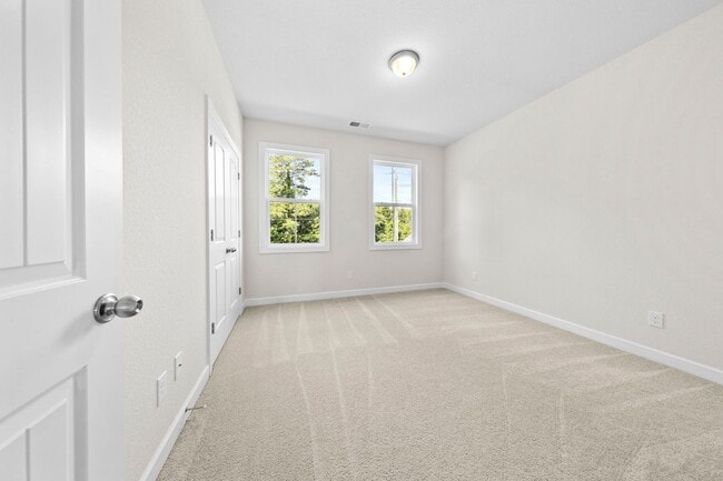 Building Photo - 5 bedroom 3.5 bath home in desired community