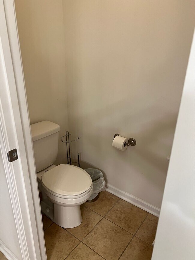 Building Photo - 4 Bedroom Home with Garage & Convenient ac...