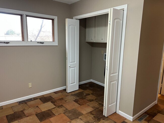 Building Photo - 3 Bedroom 2 Bathroom in Brentwood!