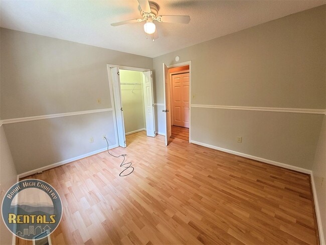 Building Photo - 3/2 One-Level Living Cabin in A Serene Setting!