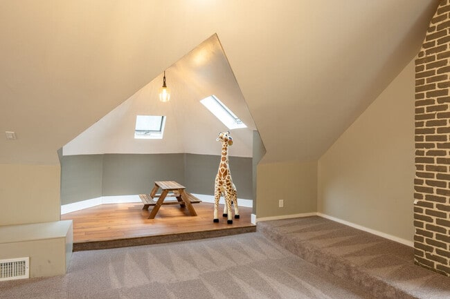 Building Photo - 139 W 4th Ave