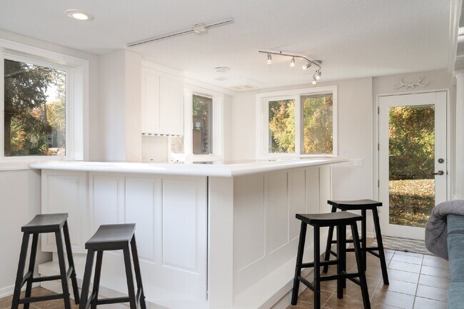 Building Photo - Lake Minnetonka 3-Bedroom Modernized Home ...