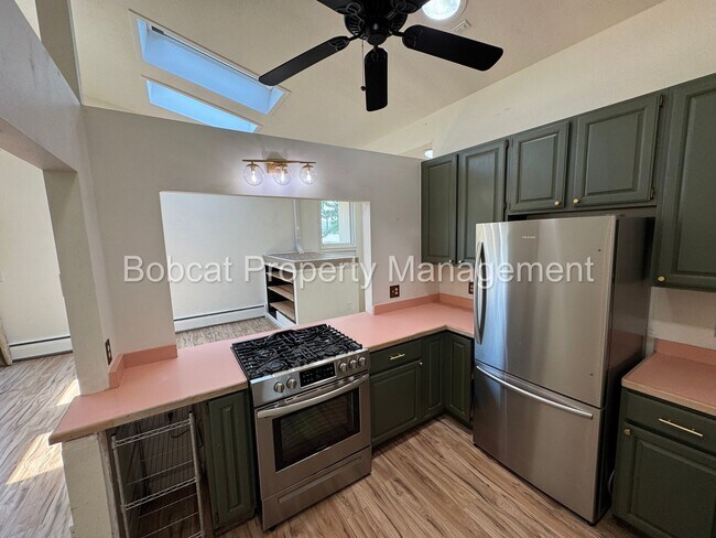 Building Photo - 3 Bed, 2 Bath Home Located in West Carson ...