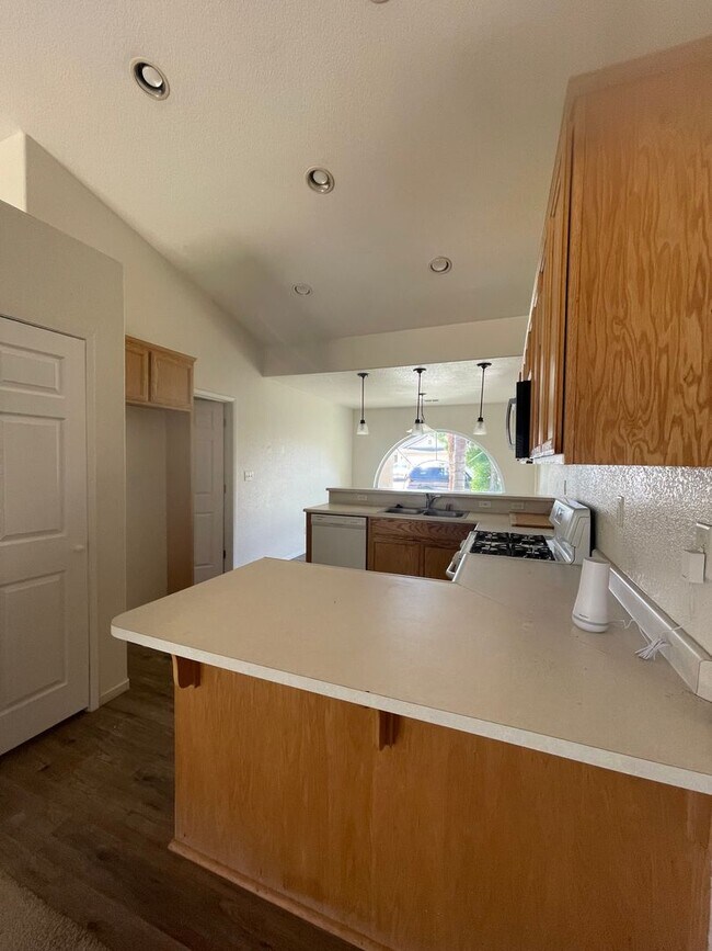 Building Photo - Beautiful 3 bedroom and 2 bath home ready for move in.