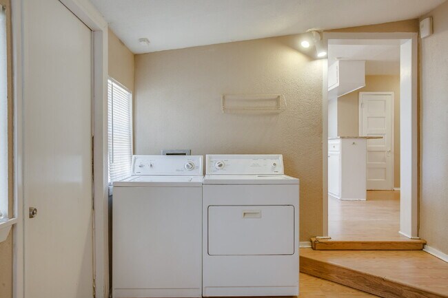 Building Photo - Large 4 bedroom in Tech Terrace ready to c...