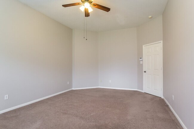 Building Photo - 2447 Halstead Dr