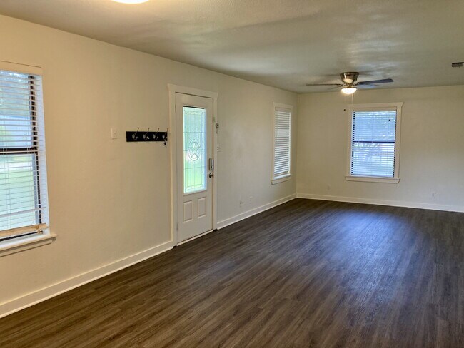 Building Photo - Adorable, Renovated 3/1 House with a Large Metal Shop