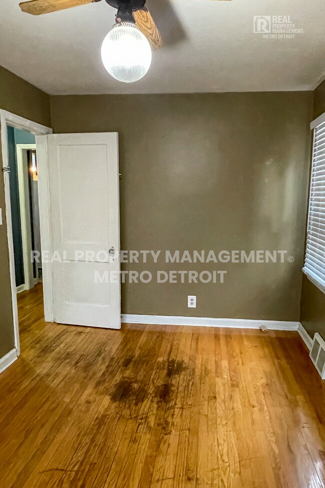 Building Photo - LEASE TODAY and SAVE!!