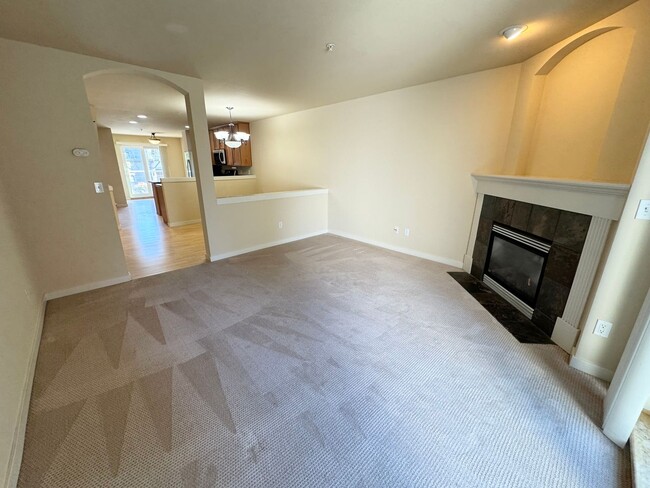 Building Photo - Spacious 2 bedroom 2 1/2 bath Plus Den  to...