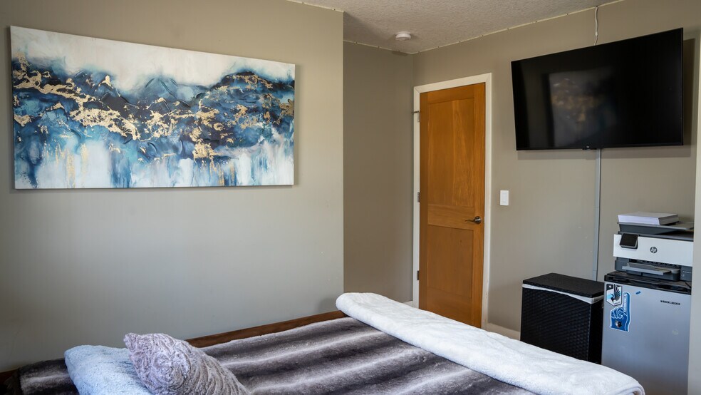 Master Bed 3 - 5864 Quebec Ave N