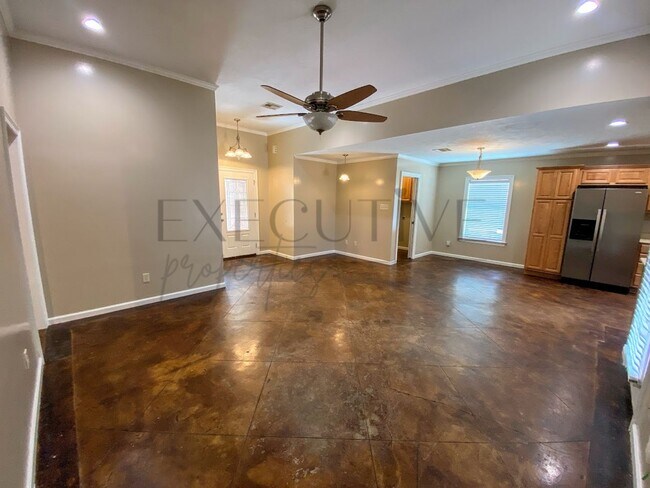 Building Photo - 3BR/2BA Home with Attached Garage & Fenced Backyard in an Established Lake Charles Neighborhood
