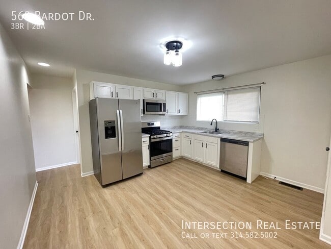 Building Photo - 560 Bardot Dr