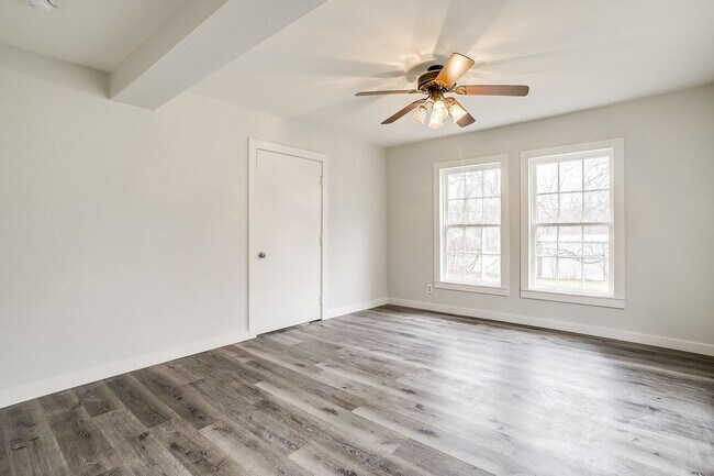 Building Photo - Fully Remodeled 3 Bed, 2 Bath Home in River Oaks w/ Basement- 76114