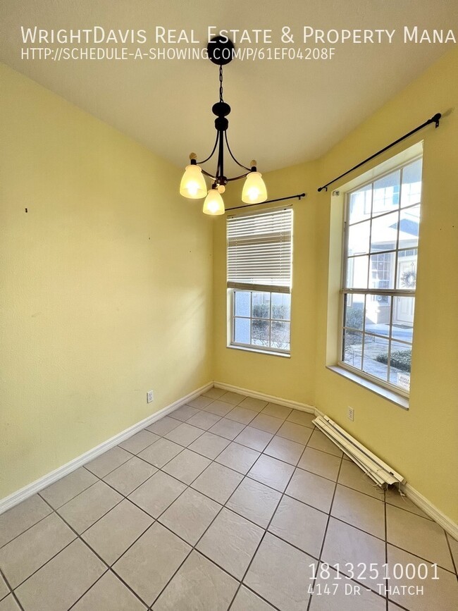 Building Photo - Large townhome at Sabal Pointe!