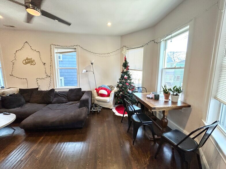 Building Photo - 9 Oswald St