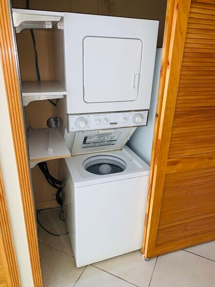 Building Photo - 1750 W 46th St