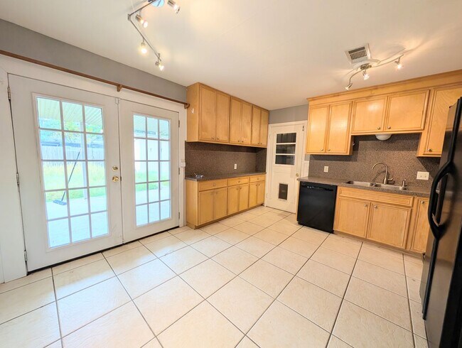 Building Photo - 3 Bed 2 Bath Move In Ready!