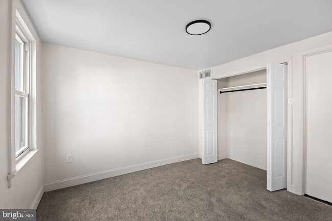Building Photo - 322 S Poppleton St