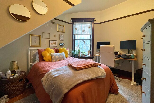 Building Photo - 3727 N Lakewood Ave