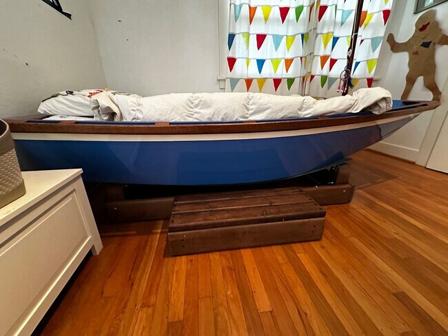 Building Photo - WestMoreland Gem! Portland Original, Huge deck, great backyard pets ok!