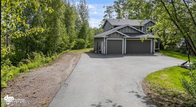 Building Photo - Gorgeous lakefront home