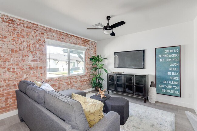 Building Photo - 2512 E Thomas Rd