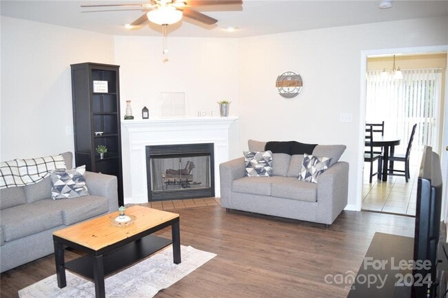 Building Photo - Fully furnished 2 bedroom, 1.5 bath townho...