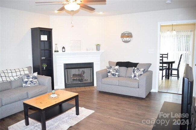 Building Photo - Fully furnished 2 bedroom, 1.5 bath townhouse! Available 8/15