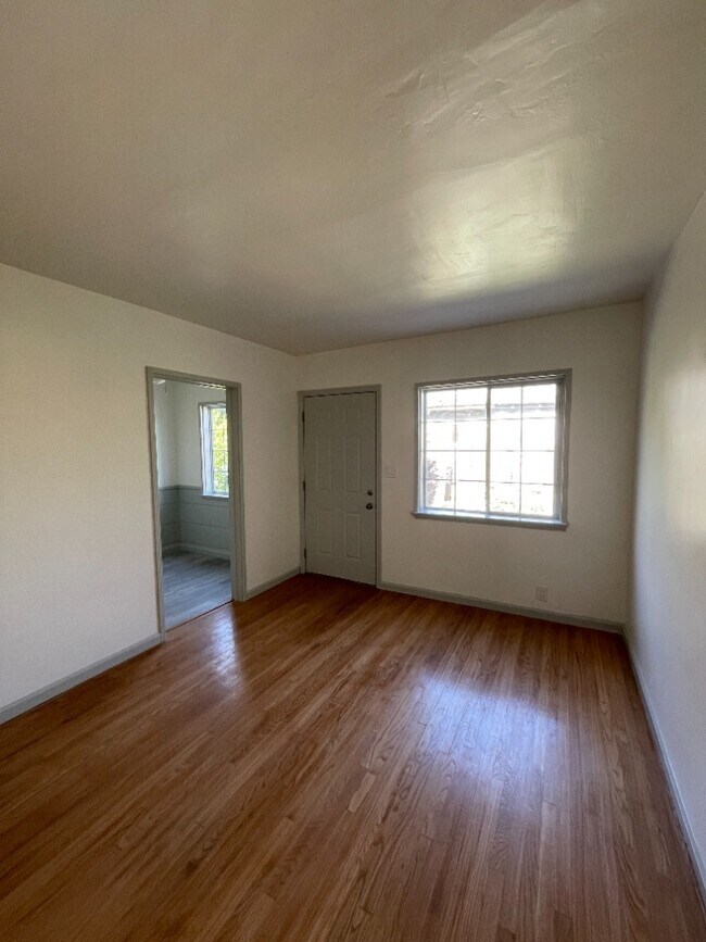 Building Photo - 14550 Moorpark St