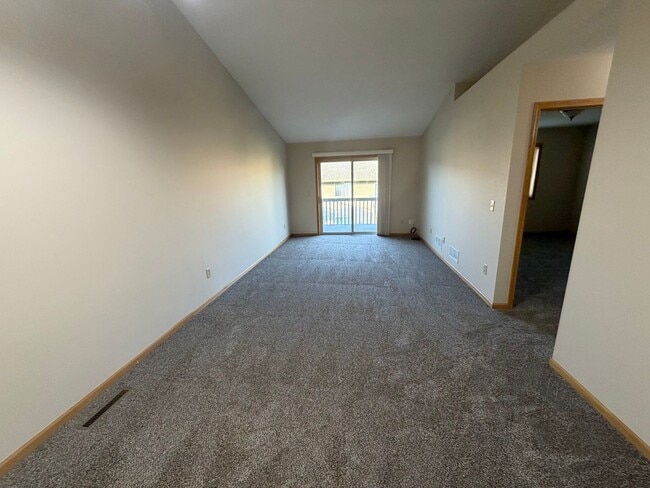 Building Photo - 3 bed 2bath townhome finished basewment , double garage, deck