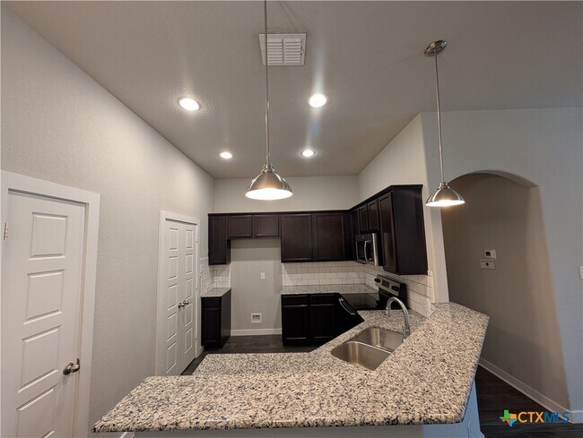 Building Photo - 546 Creekside Frst