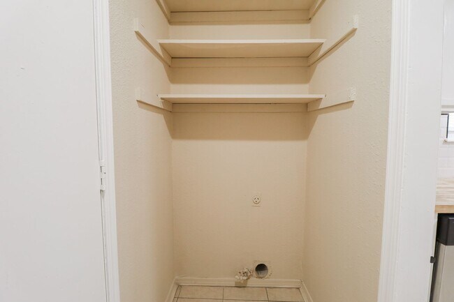 Building Photo - 3 bed/2bath! Fully remodeled!
