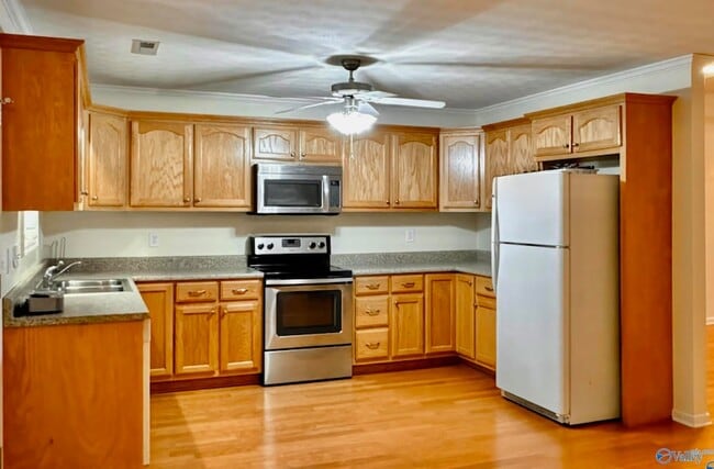 Building Photo - 1024 Clint Dr SE