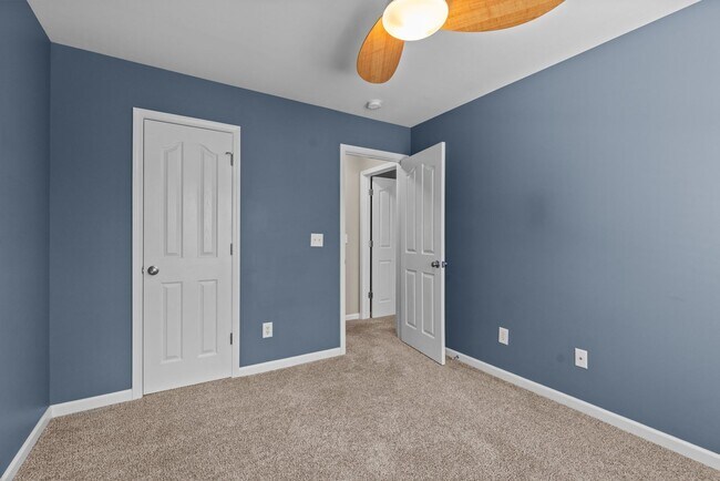 Building Photo - Gorgeous 3 Bedroom Townhome w/ Premium Finishes & Amenities - Pet Friendly!