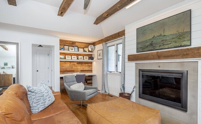 Building Photo - 91 Pantigo Rd