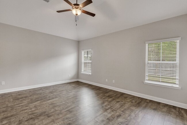 Building Photo - AVAILABLE JUNE [PETS PERMITTED]